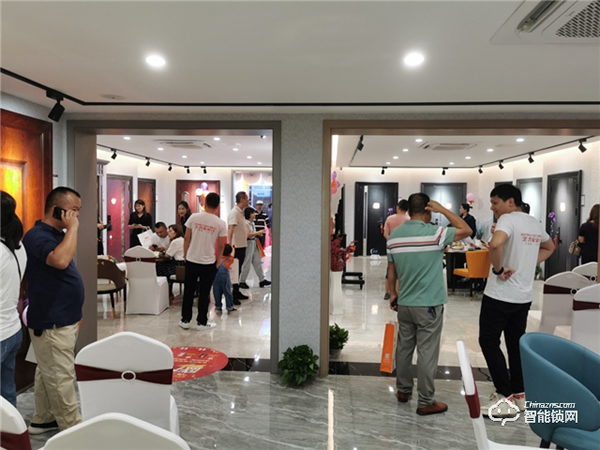 600平米王力南寧新形象旗艦店，開業(yè)當天業(yè)績就突破30萬！