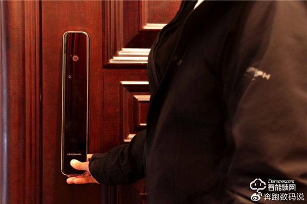 3D人臉識別開門，給家全方位守護：德施曼R8人臉智能鎖體驗