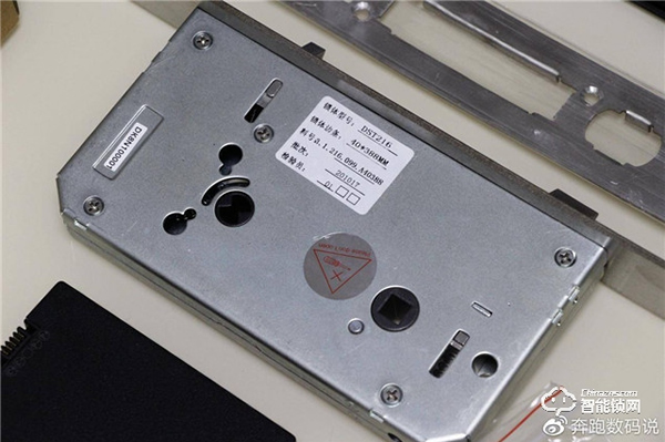 3D人臉識別開門，給家全方位守護：德施曼R8人臉智能鎖體驗