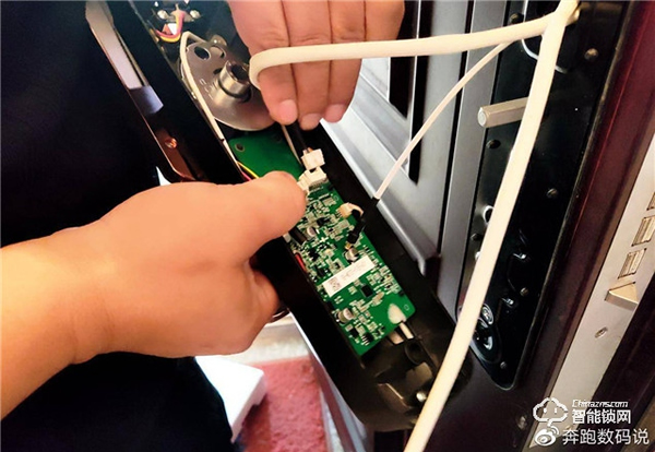 3D人臉識別開門，給家全方位守護：德施曼R8人臉智能鎖體驗