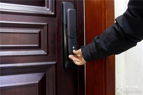 3D人臉識別開門，給家全方位守護：德施曼R8人臉智能鎖體驗