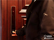 3D人臉識別開門，給家全方位守護：德施曼R8人臉智能鎖體驗