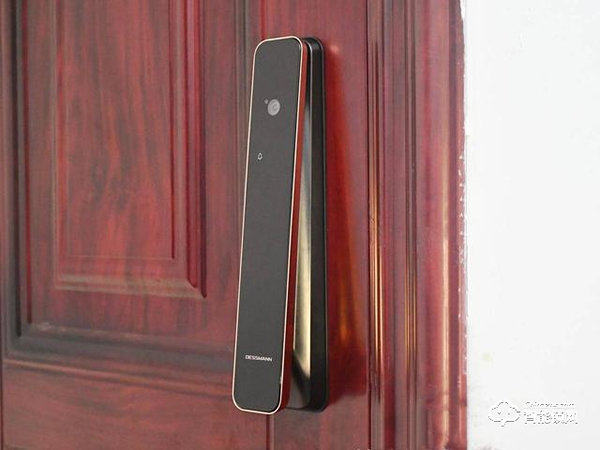 程序員給防盜門加裝3D人臉識別，人到門前自動開鎖，無光也能識別