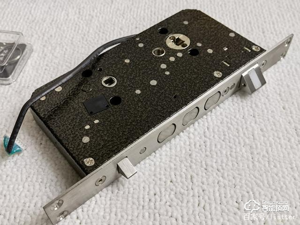 自從裝了帶可視貓眼的智能門鎖，再也不用擔心女朋友一個人在家了