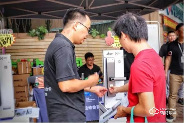 心安“鎖”得 | 楊格智能鎖走進社區 ，引發換鎖熱潮