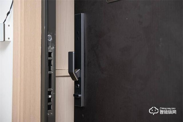 一個門重85KG,小米有品上架,嵌入式智能鎖,自帶10寸屏 一個門重85KG,小米有品上架,嵌入式智能鎖,自帶10寸屏