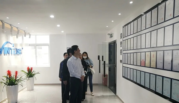 甌海區委副書記、區長曾瑞華一行視察因特