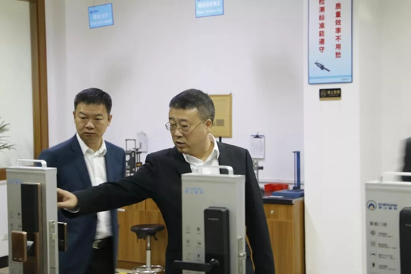 溫州甌海區領導一行人蒞臨琨山智能鎖生產工廠參觀指導