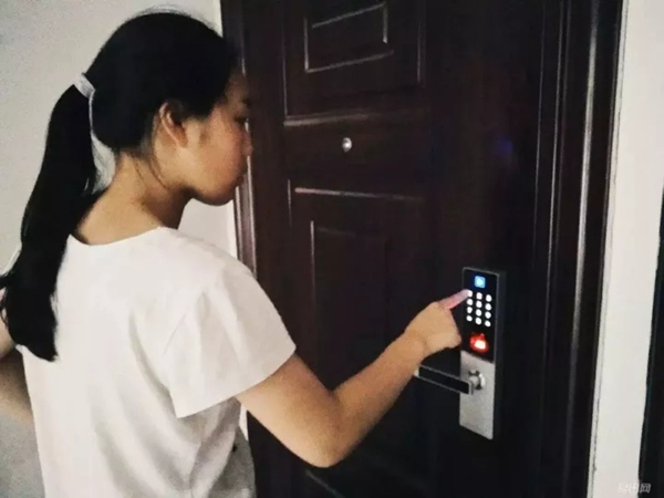 豪力士智能指紋鎖：如果你也經(jīng)常忘帶鑰匙，就裝一把智能鎖吧！