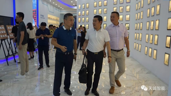 天誠(chéng)智能鎖迎接上海市室內(nèi)裝飾行業(yè)協(xié)會(huì)蒞臨考察!