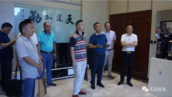 天誠(chéng)智能鎖迎接上海市室內(nèi)裝飾行業(yè)協(xié)會(huì)蒞臨考察!