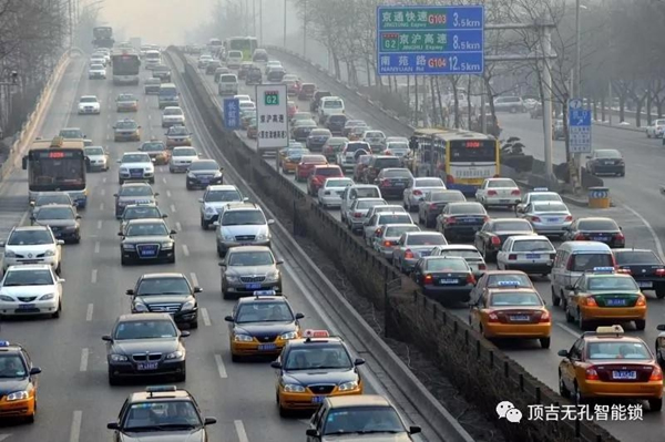 頂吉智能鎖：三問“西安最嚴(yán)限行”，官方否認(rèn)強制報廢，律師稱打擊私家車