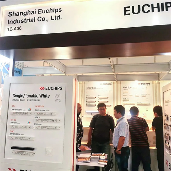 展會回顧 | 歐切斯驚艷亮相香港國際秋季燈飾展，引領(lǐng)智能調(diào)光新潮流