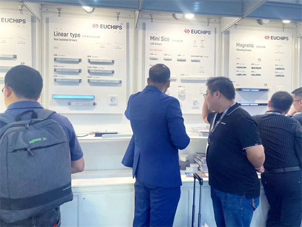 展會回顧 | 歐切斯驚艷亮相香港國際秋季燈飾展，引領(lǐng)智能調(diào)光新潮流