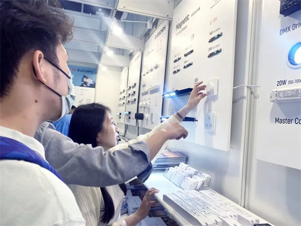 展會回顧 | 歐切斯驚艷亮相香港國際秋季燈飾展，引領(lǐng)智能調(diào)光新潮流