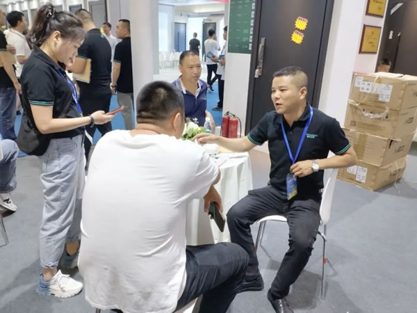 成都建博會開幕第一天,皇家金盾智能鎖成為人氣王_6