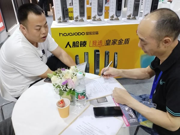 成都建博會開幕第一天,皇家金盾智能鎖成為人氣王_10