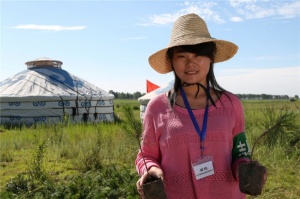 百德帶領大家伙植樹