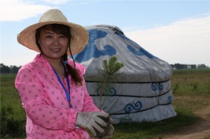 百德帶領大家伙植樹