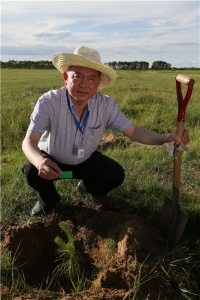 百德帶領大家伙植樹