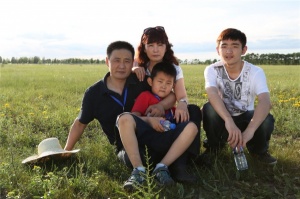 百德帶領大家伙植樹